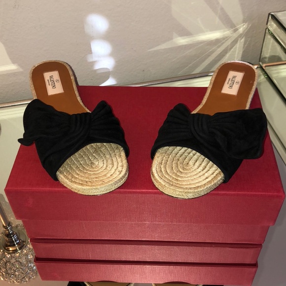 ❤️SOLD❤️Authentic Valentino Slides - Picture 2 of 8